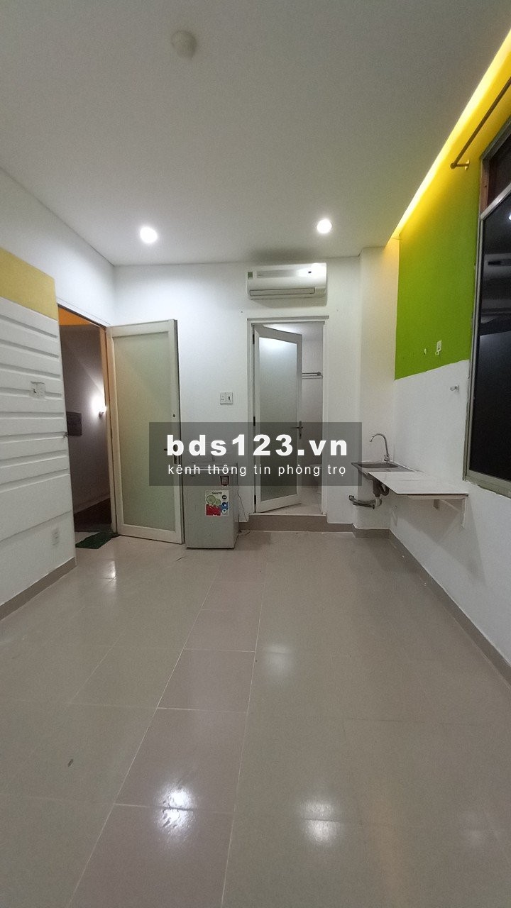 Giá 3tr5. Phòng có máy lạnh, tủ lạnh. Đ/c: 239 Cao Đạt, Q5 sát Q1