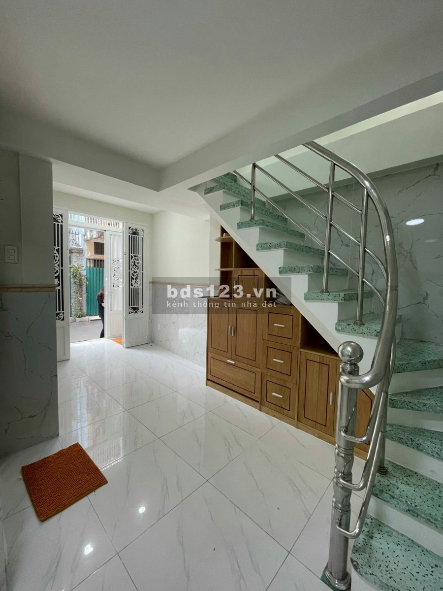 HXH đỗ cửa, Trần Bình Trọng, 30m2, nhà 3 tầng, mới, nở hậu, chỉ 4 tỷ 7