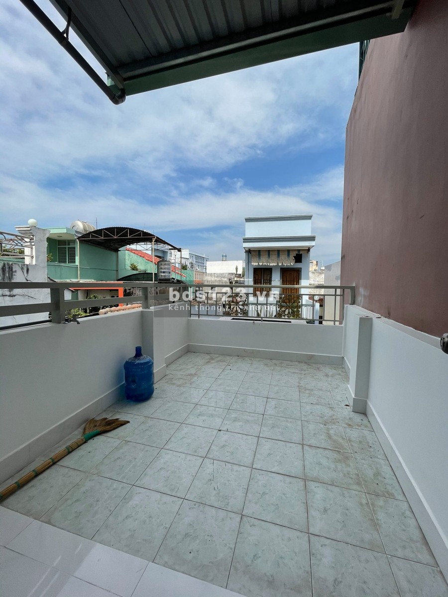HXH đỗ cửa, Trần Bình Trọng, 30m2, nhà 3 tầng, mới, nở hậu, chỉ 4 tỷ 7