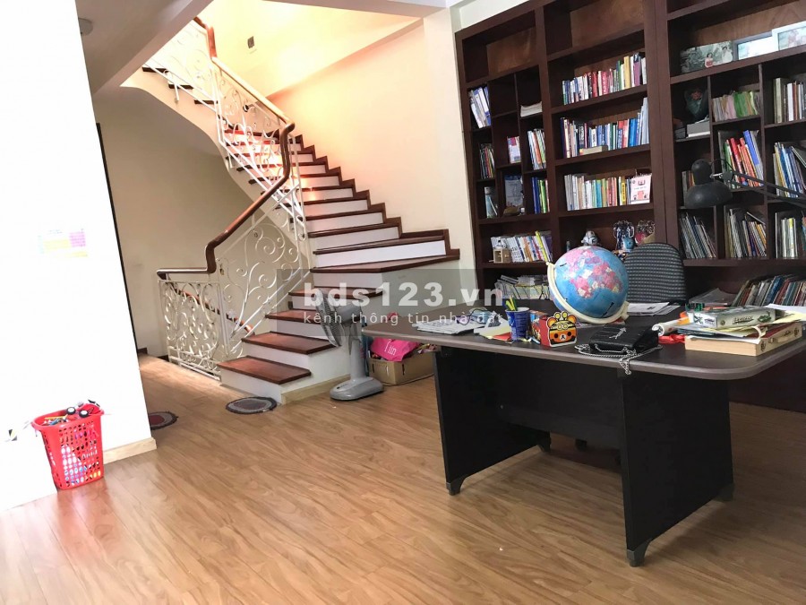 PHÂN LÔ Ô TÔ TẢI TRÁNH VỈA HÈ RỘNG THÔNG SỐ ĐẸP NHẤT KHU