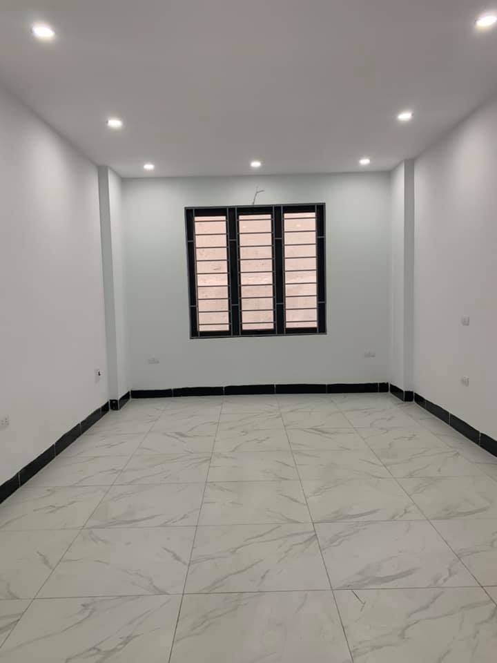 Chỉ Hơn 2 Tỷ Có Luôn Nhà 5 Tầng, Siê Đẹp, Trung Tâm Thanh Trì, DT 30m2, Ô Tô Đỗ 20m.