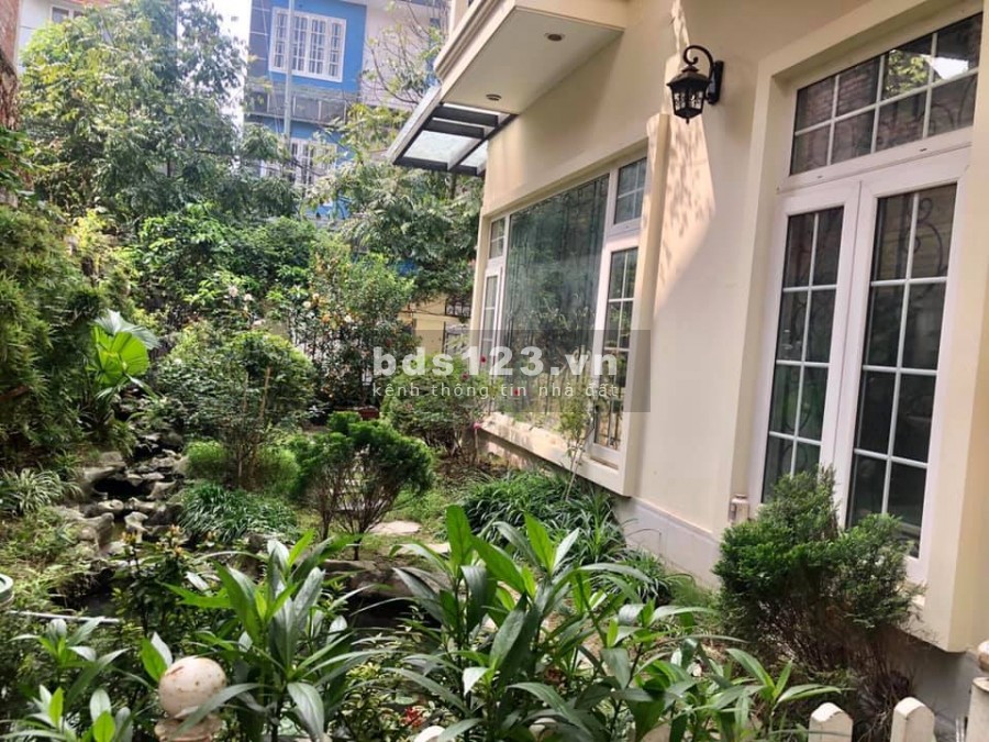 Bán biệt thự nhà vườn tặng toàn bộ nội thất, không gian xanh, giá 20 tỷ
