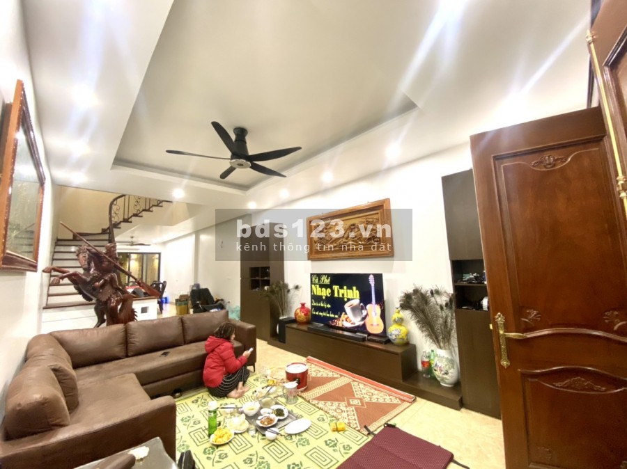 Góc Cảnh Báo, Phố Nguyễn Văn Cừ, nhà đẹp, 5 tầng x 42m2, chỉ 4 tỷ