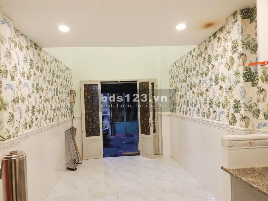 Bán nhà 3tầng, 3x8m, hẻm 4m Võ Văn Kiệt giáp Q1 đông đúc