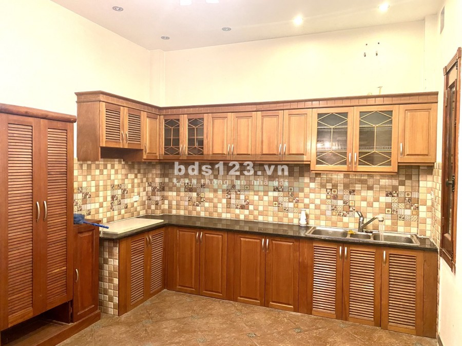 Góc Cảnh Báo, Phố Nguyễn Văn Cừ, nhà đẹp, 5 tầng x 42m2, chỉ 4 tỷ