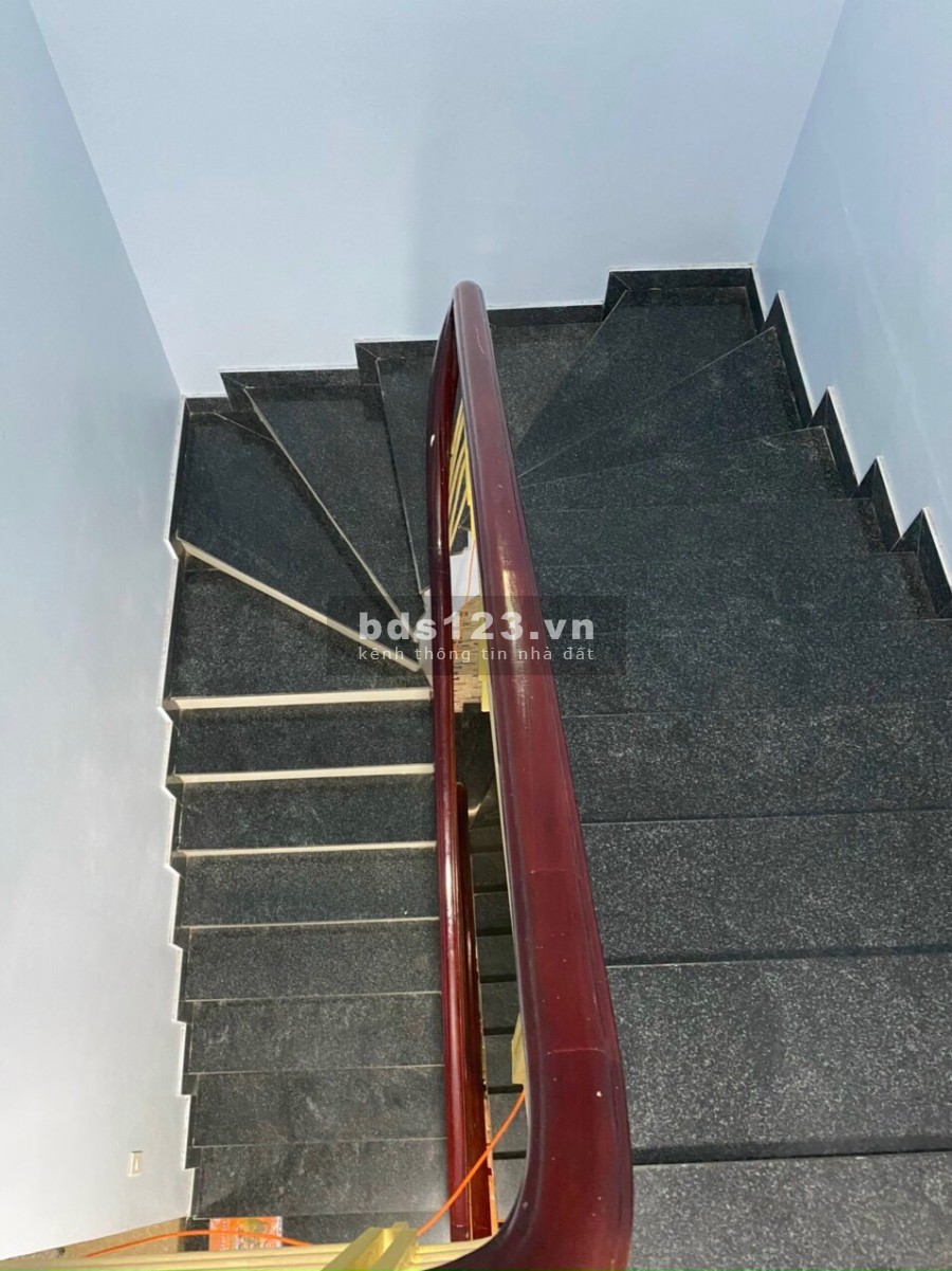 Bán nhà mặt đường đôi Phùng Chí Kiên, TP HD, 75m2, mt 5m, hướng Nam, 3 tầng, giá cực tốt