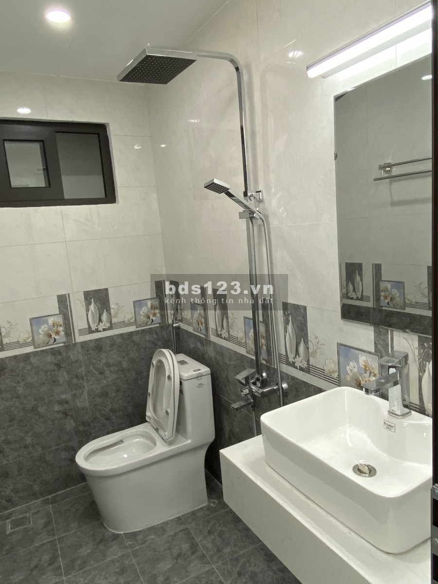 Bán nhà 30m2 xây mới 5 tầng tặng diện tích 13 m2 để xe 2,75 tỷ tại 193/192/20/5 phú diễn bắc từ liêm Hà Nội