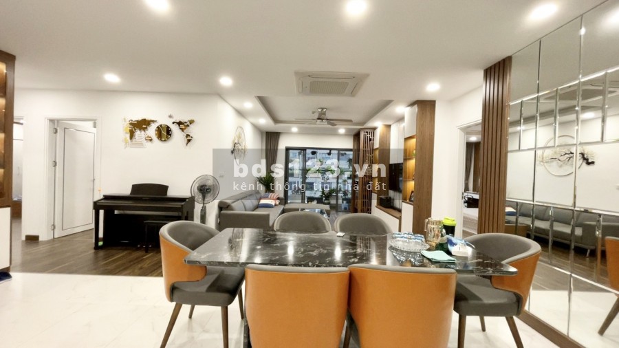Chính chủ cần bán 4 pn, tầng 15 toàn Sapphire cc goldmark City. Dt 161m2