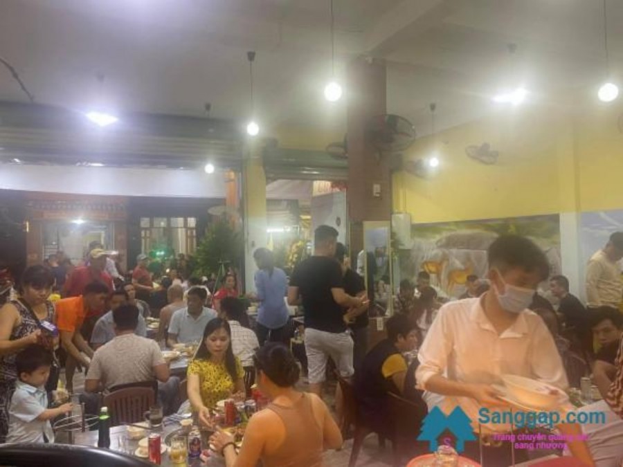 Sang quán nhậu nằm mặt tiền đường Ngô Thị Thu Minh, phường 2, quận Tân Bình.