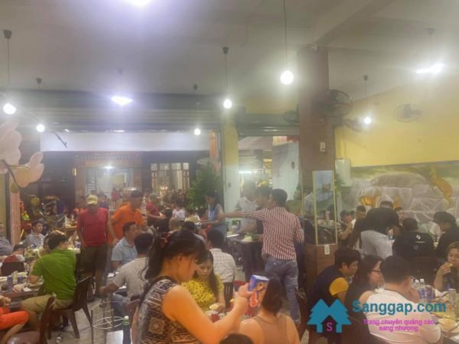 Sang quán nhậu nằm mặt tiền đường Ngô Thị Thu Minh, phường 2, quận Tân Bình.