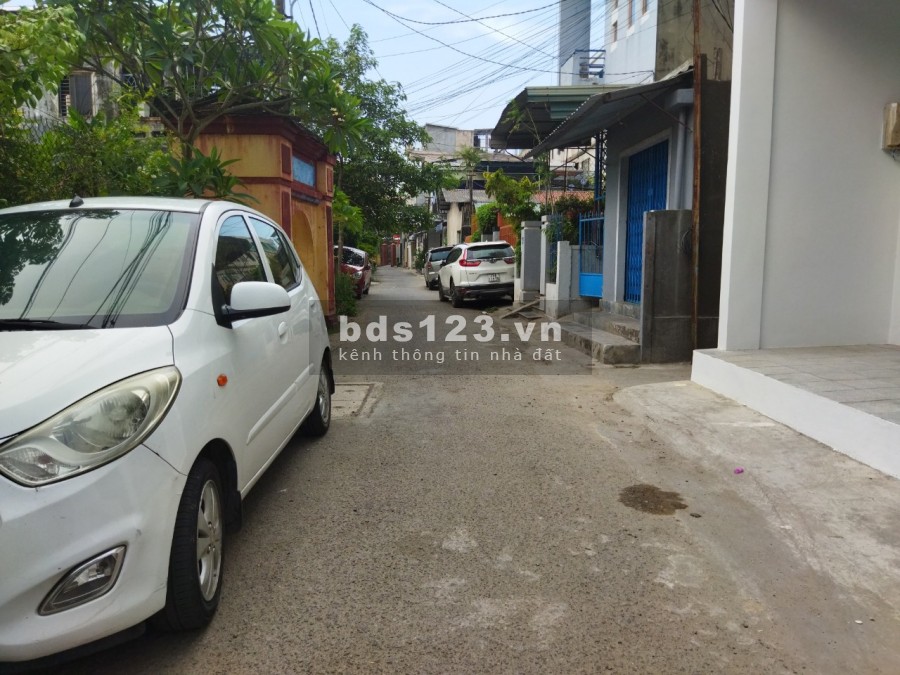 BÁN NHÀ 2,5 TẦNG 2 MẶT TIỀN CẠNH CHỢ BẾN NGỰ