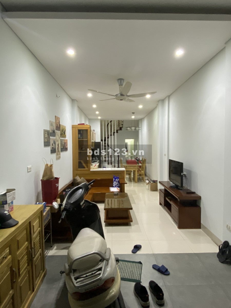 Cho thuê nhà phố Nguyễn Trãi 45m2 x 4 tầng 3 ngủ full đồ 10 triệu. Lh 0377983070