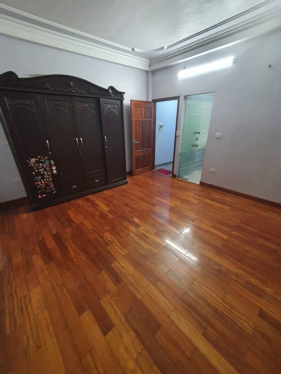 Nhà ngõ phố Minh Khai nội thất gỗ thịt siêu siêu sang, đỏ au cả nhà