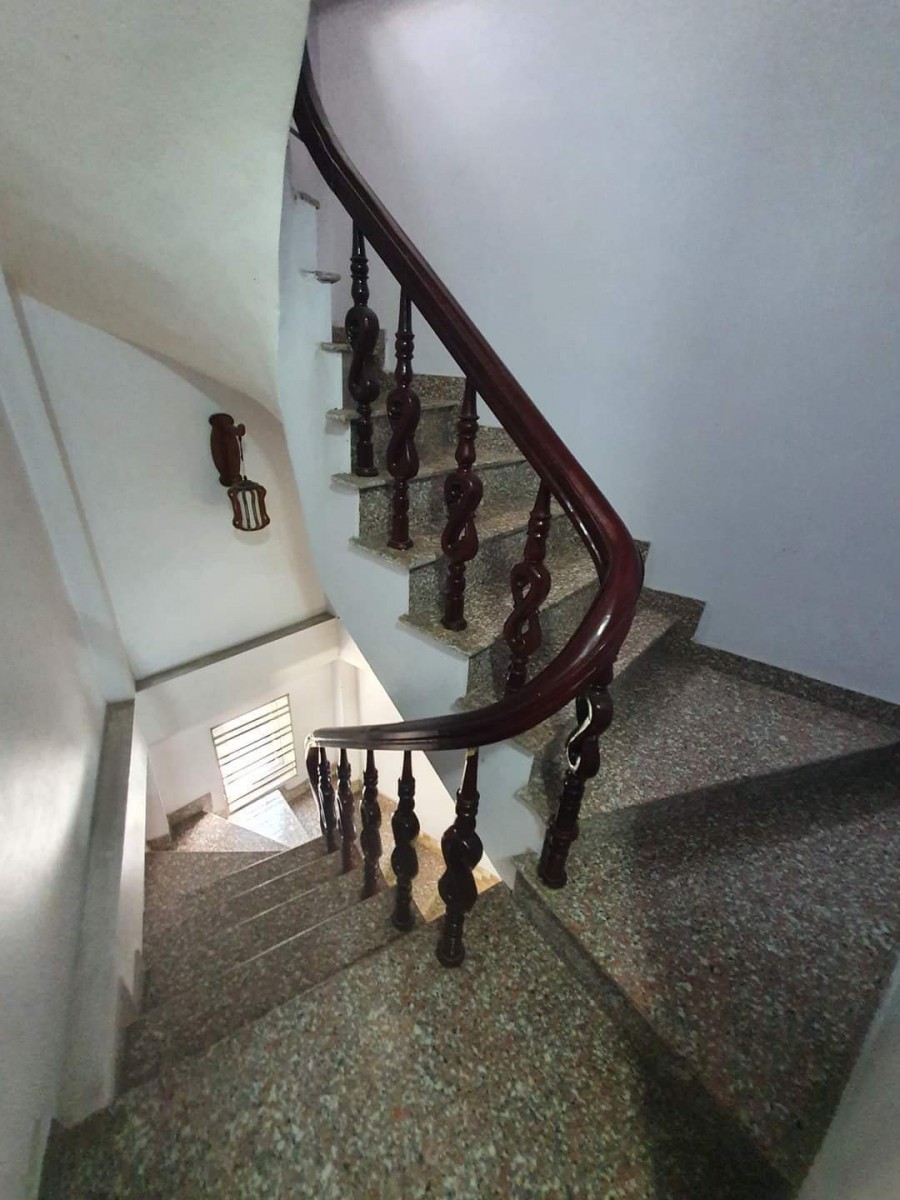 Nhà ngõ phố Minh Khai nội thất gỗ thịt siêu siêu sang, đỏ au cả nhà