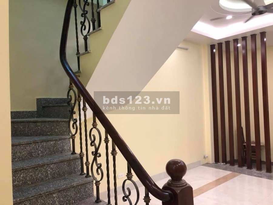 Nhỉnh 4 tỷ có ngay nhà đội cấn, gần ô tô, diện tích 66m, 5 tầng đúc kiên cố