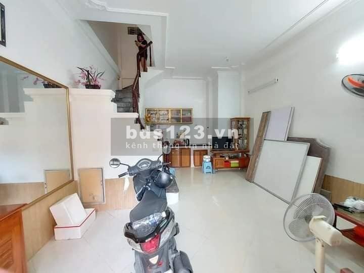 Bán nhà mặt phố Huỳnh Thúc Kháng 34m2, 3 tầng, 3.65 tỷ. Kinh doanh đỉnh , trước nhà oto tránh