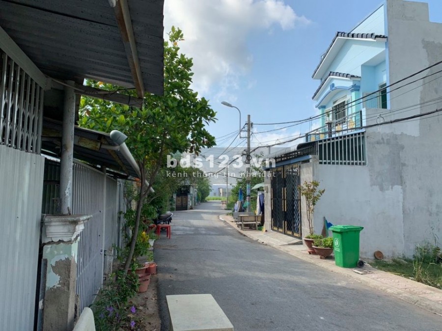 Nhượng lại lô đất tại KDC HTreal Qui Đức. Sổ hồng riêng. Xây dựng tự do.Ngân hàng hỗ trợ vay 70%