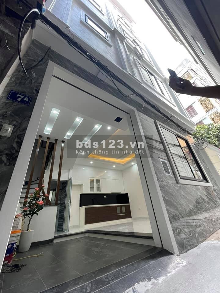 Nhỉnh 4 tỷ có ngay nhà Cầu Giấy đẹp, gần phố, mặt tiền rộng, thoáng sáng, an sinh cực cao.