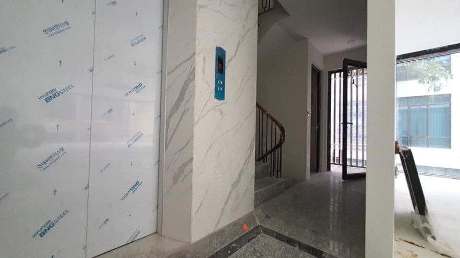 Bán Văn phòng Huỳnh Thúc Kháng 85m2 x 8 tầng, MT 10m, lô góc, 2 ô tô tránh, thuê 150tr/th.