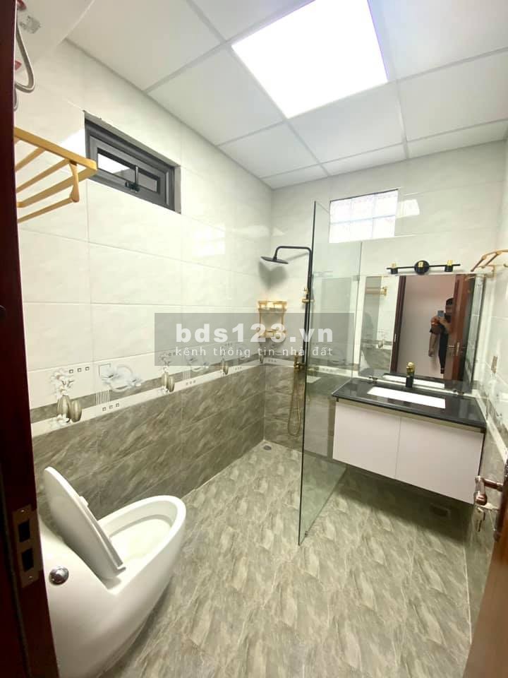 Cần tiền bán gấp nhà 6 tầng trên phố Nguyễn Văn Cừ