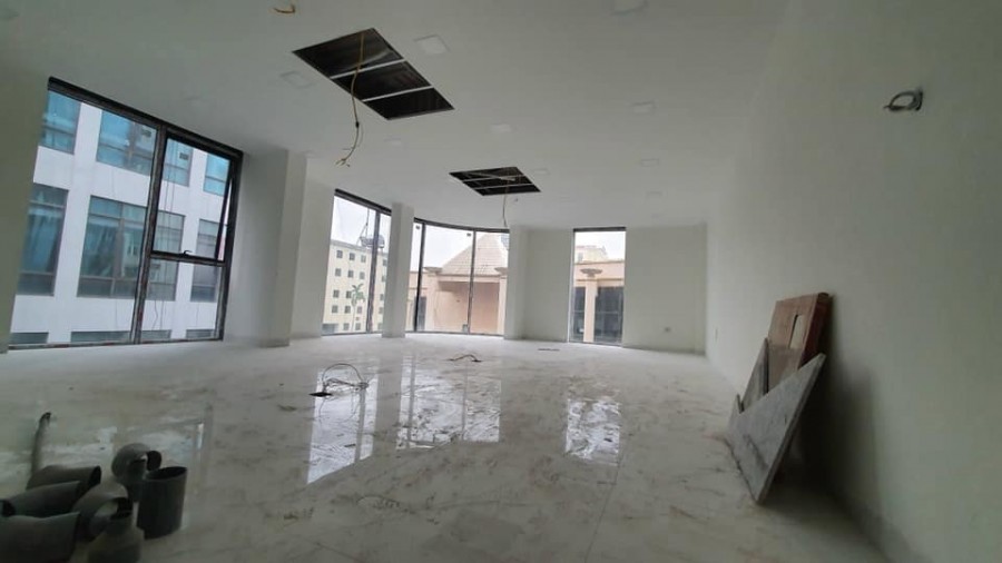 Bán Văn phòng Huỳnh Thúc Kháng 85m2 x 8 tầng, MT 10m, lô góc, 2 ô tô tránh, thuê 150tr/th.