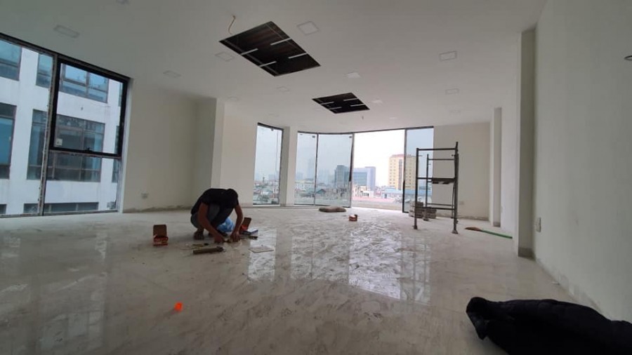 Bán Văn phòng Huỳnh Thúc Kháng 85m2 x 8 tầng, MT 10m, lô góc, 2 ô tô tránh, thuê 150tr/th.