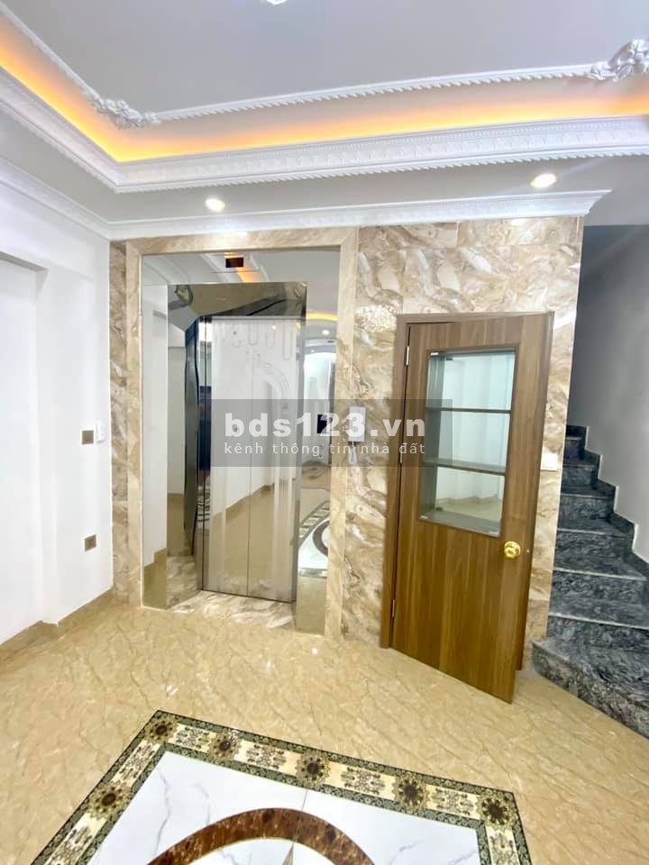 Cần tiền bán gấp nhà 6 tầng trên phố Nguyễn Văn Cừ