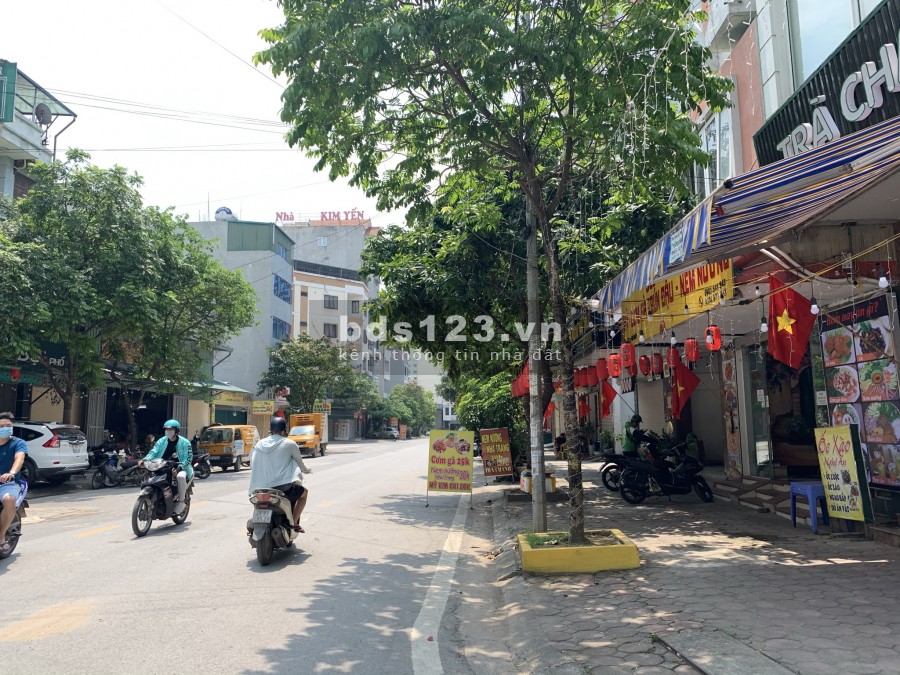 Bán nhà, 2 mặt phố, vỉa hè kinh doanh, ô tô đỗ cửa, Phú Diễn, 40m2, giá hơn 4 tỷ
