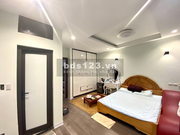 BÁN NHÀ Ở, Phố Nguyễn Văn Cừ, 5 tầng x 43m2, chỉ 3.95 tỷ