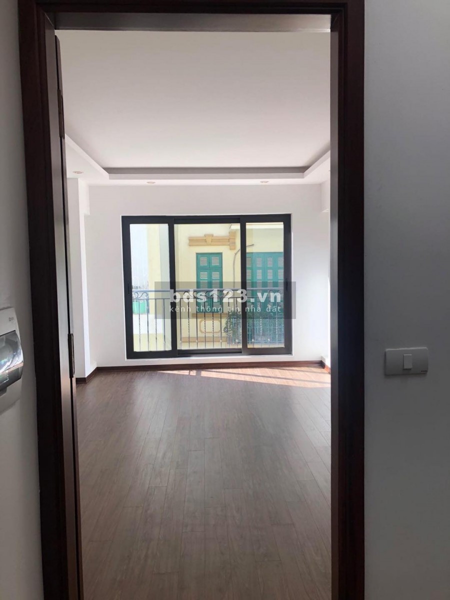 Nhà mới Cầu Giấy, kinh doanh tốt ô tô đỗ cửa, 5 tầng DT 52,3m2 x MT 3,8m, Giá 8,9 tỷ