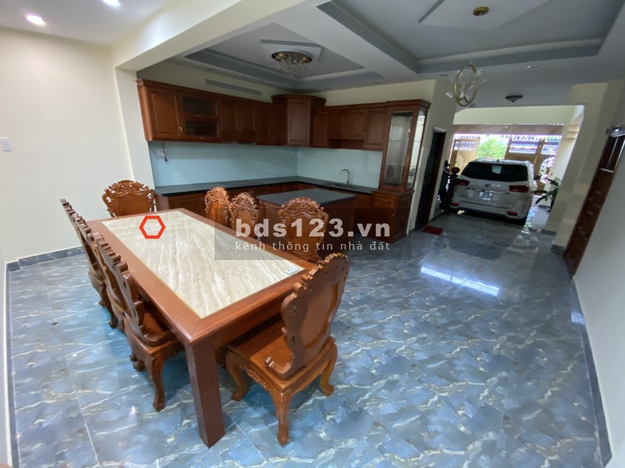 MT Nguyễn Văn Công 6.5 x 25, 1trệt, 3lầu, 5p, 5wc, Full ML.