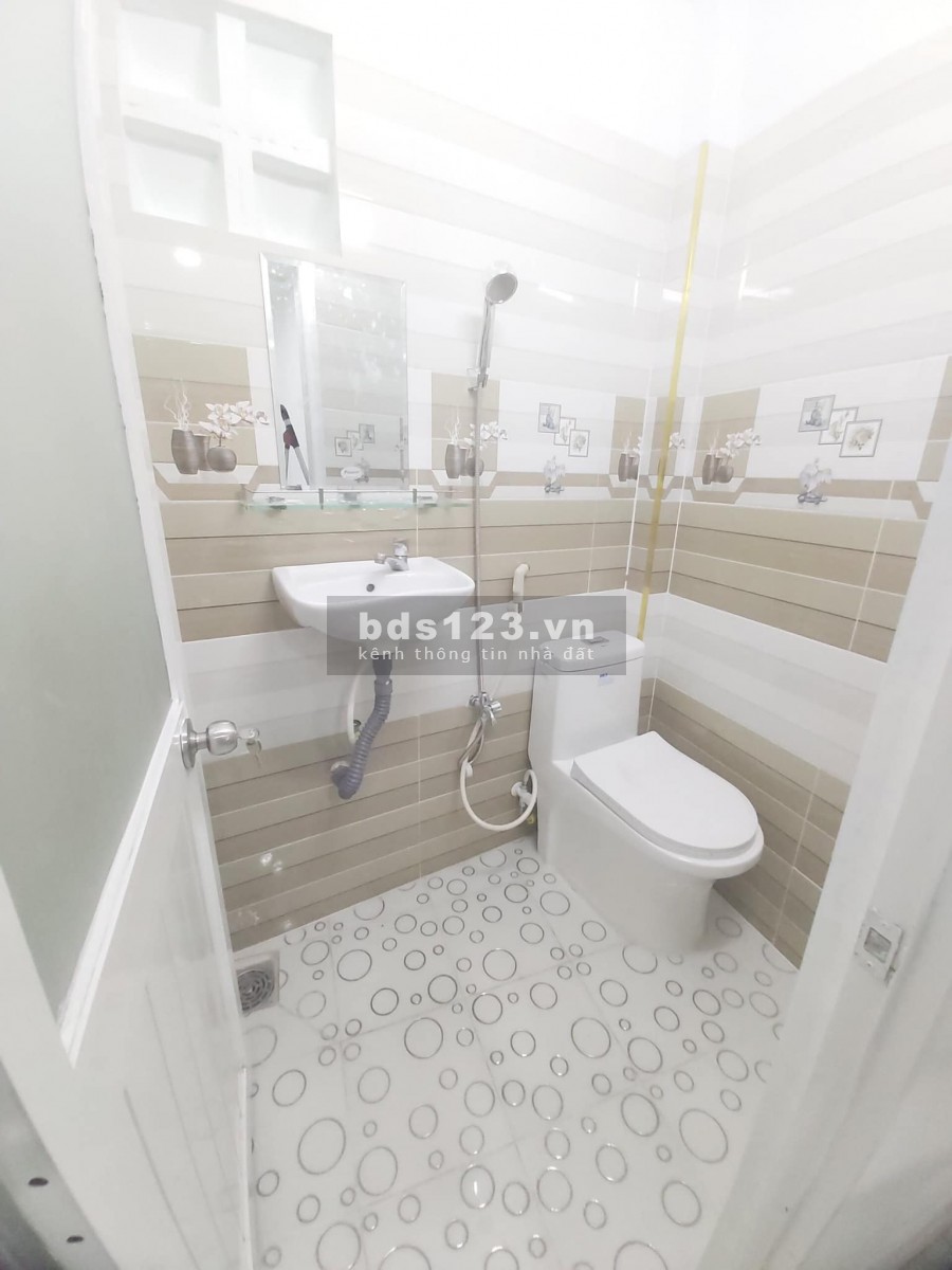 Bán gấp nhà riêng Nguyễn Thần Hiến, P18, Q4. DTSD 70m2, chỉ 2,95tỷ