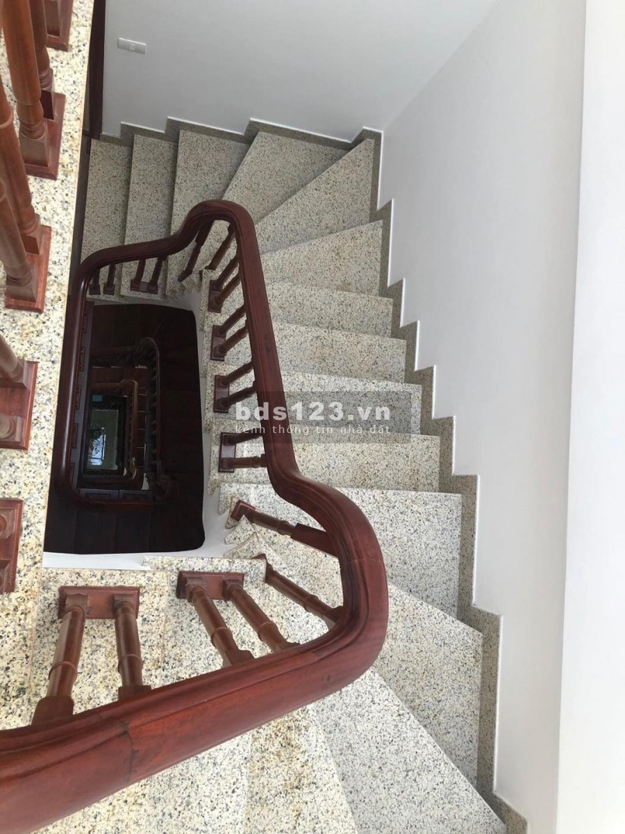 Nhà mới Cầu Giấy, kinh doanh tốt ô tô đỗ cửa, 5 tầng DT 52,3m2 x MT 3,8m, Giá 8,9 tỷ