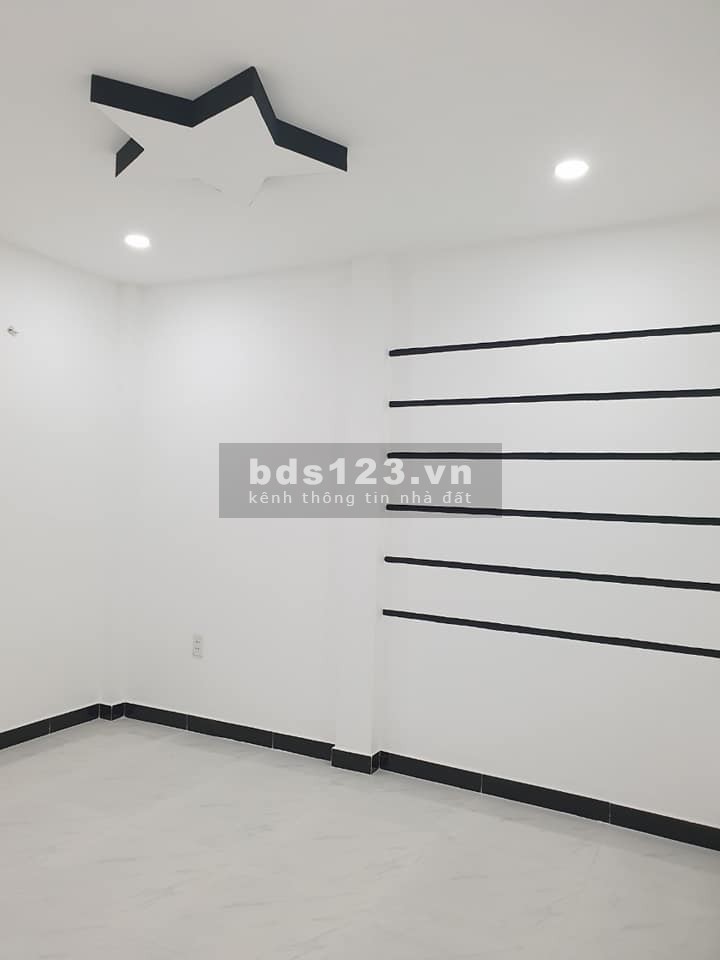 Bán nhà gần Hoàng Hoa Thám, 2 tầng, 2 PN, chỉ 3 tỷ 500 triệu, nhà đẹp