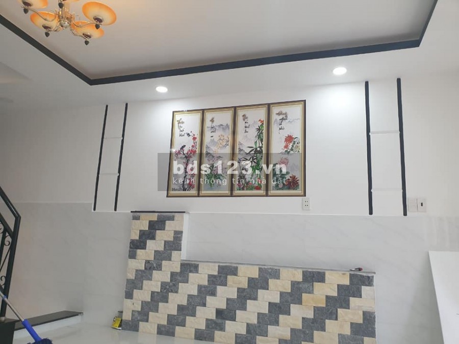 Bán nhà gần Hoàng Hoa Thám, 2 tầng, 2 PN, chỉ 3 tỷ 500 triệu, nhà đẹp