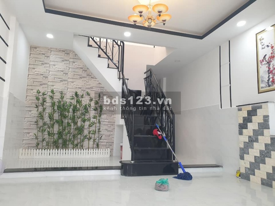 Bán nhà gần Hoàng Hoa Thám, 2 tầng, 2 PN, chỉ 3 tỷ 500 triệu, nhà đẹp