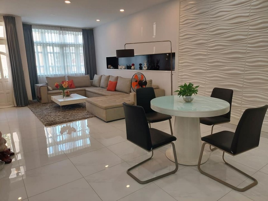 Xe hơi đậu trong nhà đường Trần Hưng Đạo, 5 tầng, 7 pn, dt 78m2, giá 21 tỷ