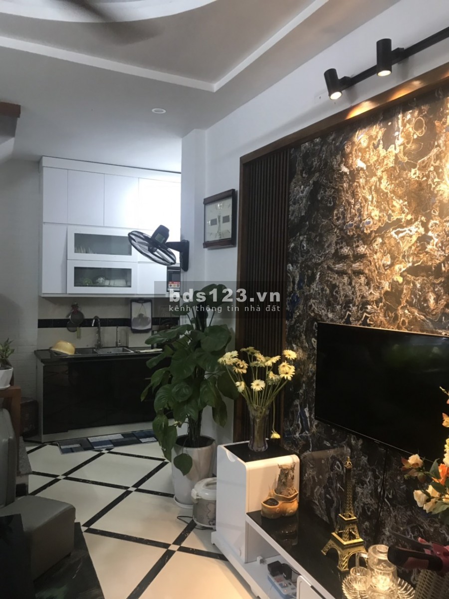 Bán nhà Khương Trung 30m2 ba bước ra Ngã tư sở giá 3,9 tỷ.