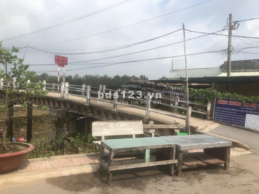 Nhượng lại lô đất tại KDC HTreal Qui Đức. Sổ hồng riêng. Xây dựng tự do.Ngân hàng hỗ trợ vay 70%