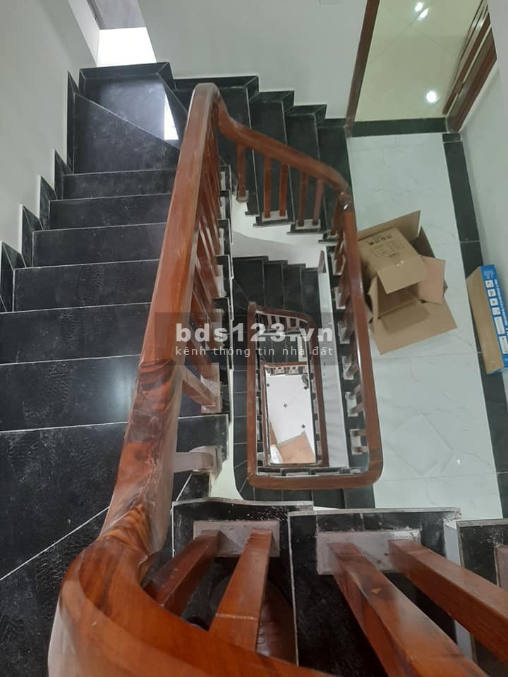 Mặt phố Linh, đường ô tô vào tận nhà 55m 5 tầng, giá 4.25 tỷ, nhà đẹp
