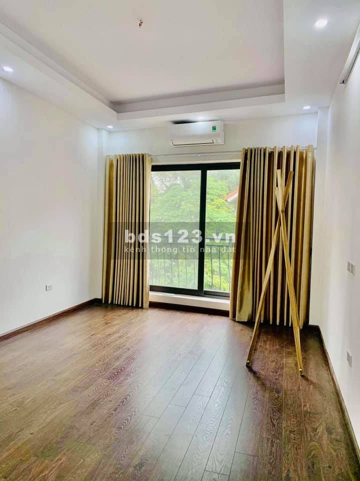 Ngọc Thuỵ lô góc ô tô đỗ cổng trước nhà SH quay đầu, nhỉnh 3 tỷ