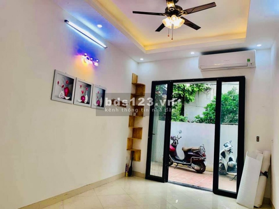Ngọc Thuỵ lô góc ô tô đỗ cổng trước nhà SH quay đầu, nhỉnh 3 tỷ