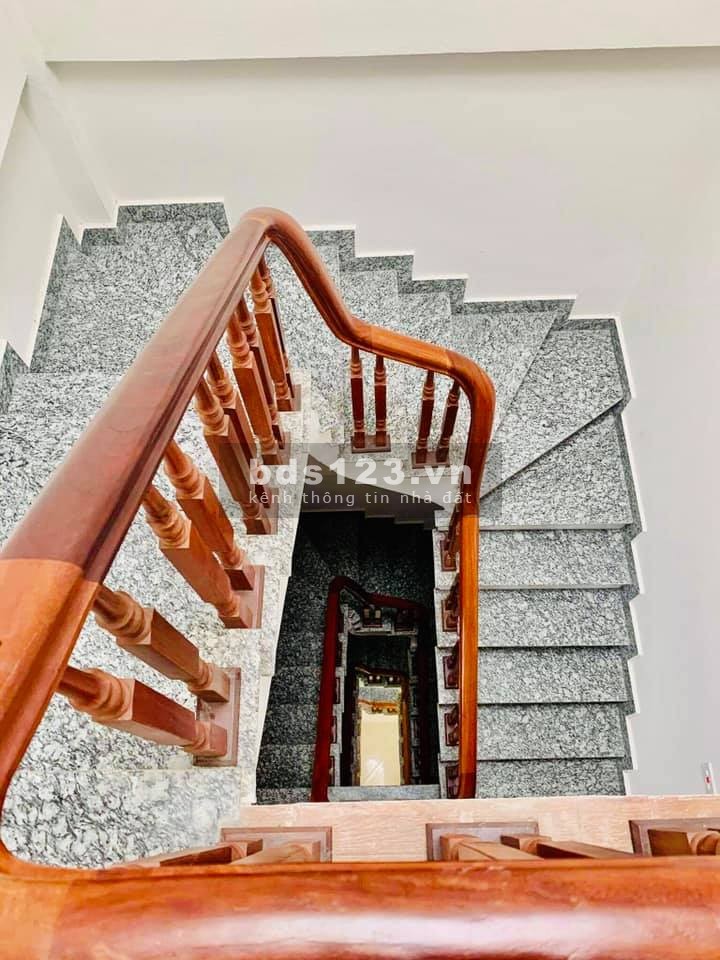 Ngọc Thuỵ lô góc ô tô đỗ cổng trước nhà SH quay đầu, nhỉnh 3 tỷ