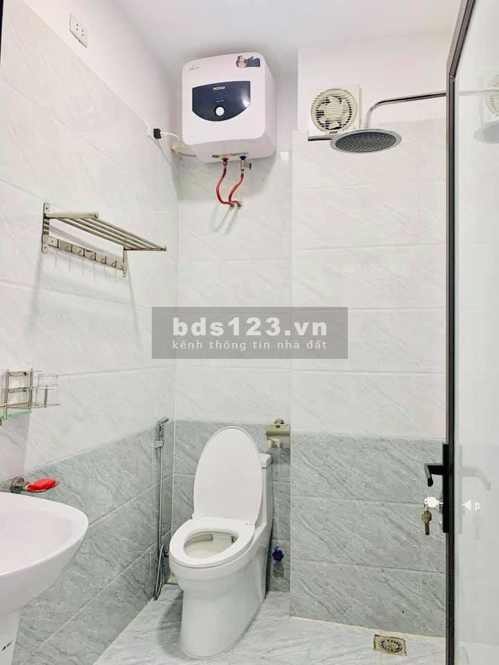 Ngọc Thuỵ lô góc ô tô đỗ cổng trước nhà SH quay đầu, nhỉnh 3 tỷ