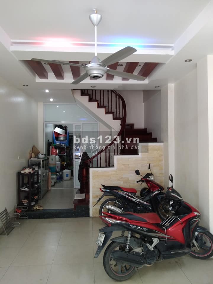 Nhà Phú Diẽn mặt ngõ mà như phố, kinh doanh, vỉa hè, ô tô tránh thoải mái