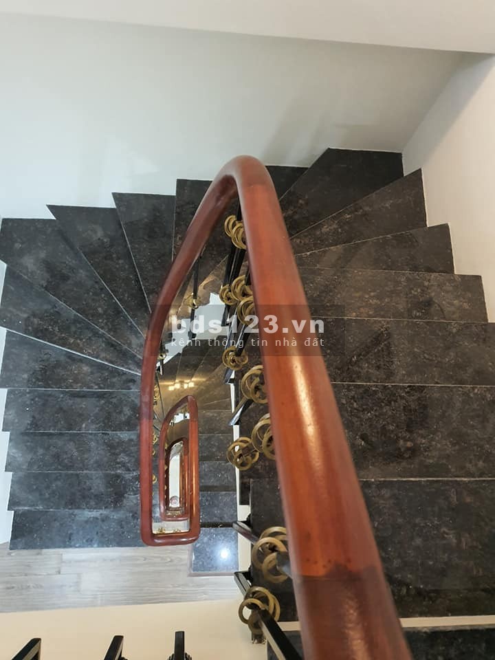 Bán gấp nhà Nguyễn Văn Cừ, 42m2, mt3,7m, xây 5 tầng giá hơn 4 tỷ