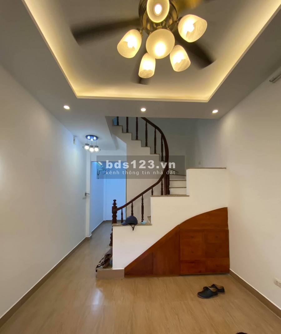 Cần bán nhà 4 tầng Trung Kính, Cầu Giấy, khu vực sầm uất phù hợp nhu cầu định lâu dài, kinh doanh giá 4.3 tỷ
