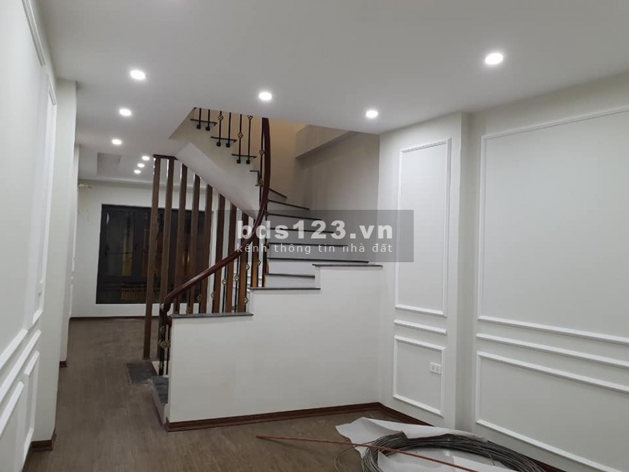 Bán gấp nhà Nguyễn Văn Cừ, 42m2, mt3,7m, xây 5 tầng giá hơn 4 tỷ
