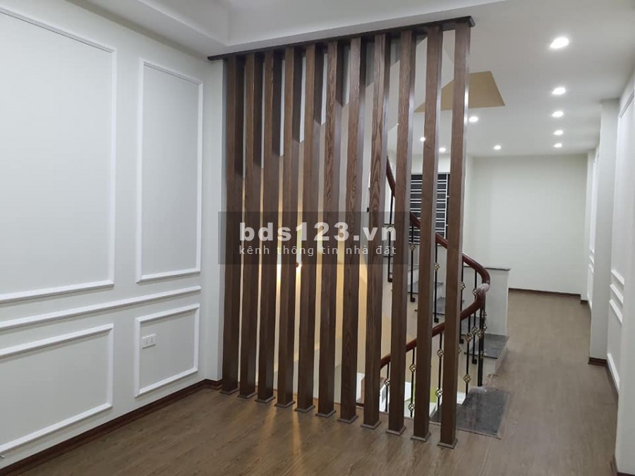 Bán gấp nhà Nguyễn Văn Cừ, 42m2, mt3,7m, xây 5 tầng giá hơn 4 tỷ