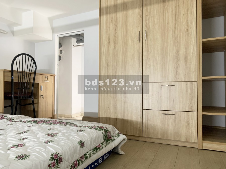 Cho thuê căn hộ đầy đủ nội thất, máy giặt riêng, gác cao 1m8 đường Lý Phục Man, Quận 7, giá chỉ 5tr5